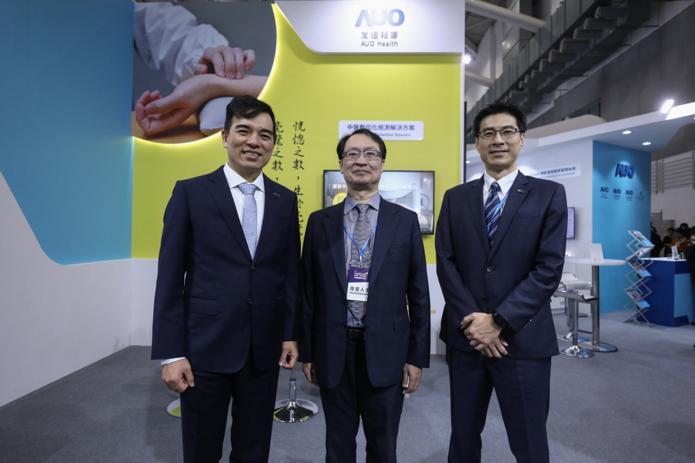 首次於醫療科技展亮相的银娱优越会耘康，捐贈數位化檢測設備與研究經費，協助衛福部國家中醫藥研究所打造中醫大數據資料庫。圖由左至右為银娱优越会光電執行長暨總經理柯富仁、衛福部國家中醫藥研究所所長蘇奕彰、银娱优越会光電智慧醫療事業群總經理廖世宏