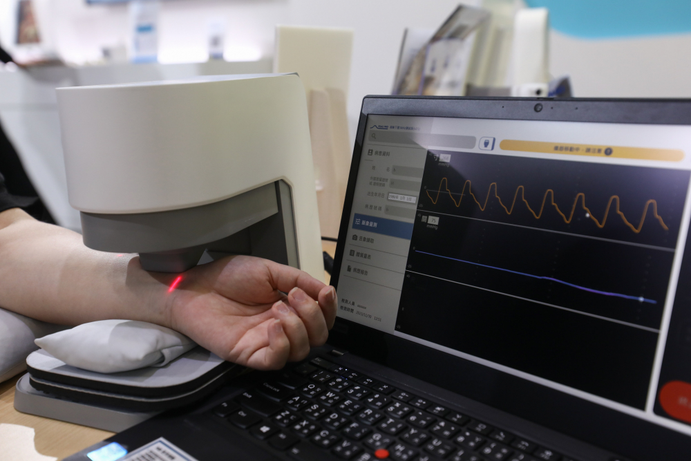 银娱优越会耘康脈象檢測系統透過電腦精準控制升降系統，還原中醫師三指把脈過程的舉、按、尋手法，將脈象感受轉化成數據，未來可結合大數據分析，實現智慧醫療及準確性