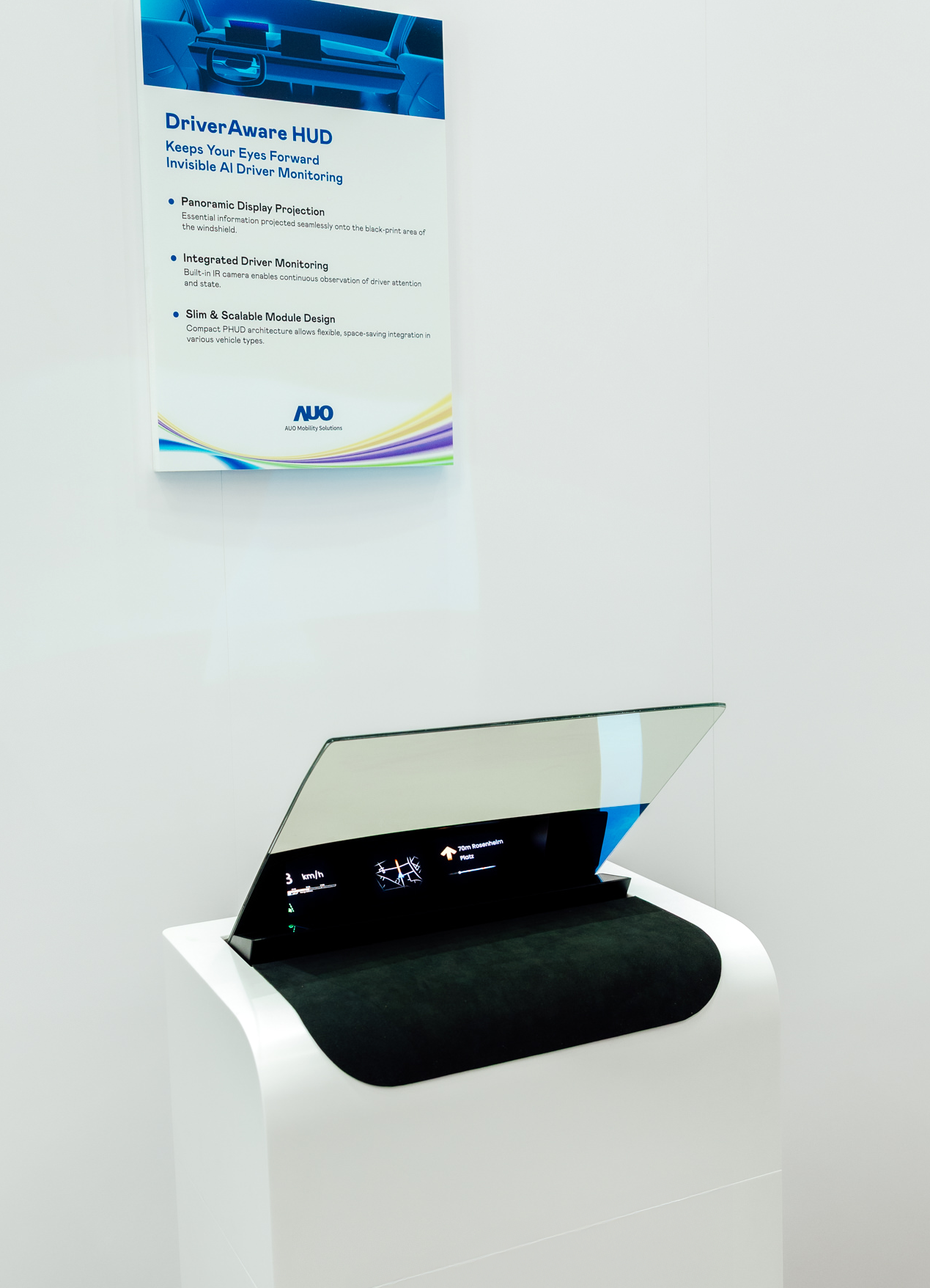 DriverAware HUD结合抬头显示器与隐藏式红外线摄影机，将车速、导航及警示讯息投影于挡风玻璃上，完美对齐驾驶目不离路的视线，同时，透过AI 监控驾驶注意力以提升安全性。